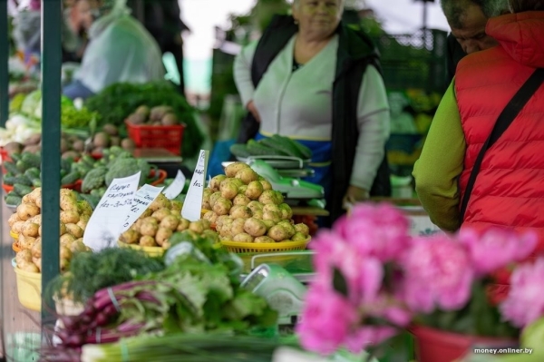 Наконец-то молодая белорусская картошка. Смотрим, почем у нас и у соседей