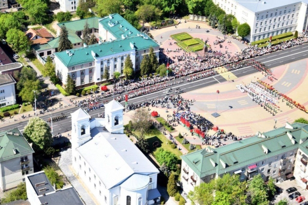 
                Мероприятие по случаю Дня государственных флага, герба и гимна в Бресте с высоты птичьего полета
            