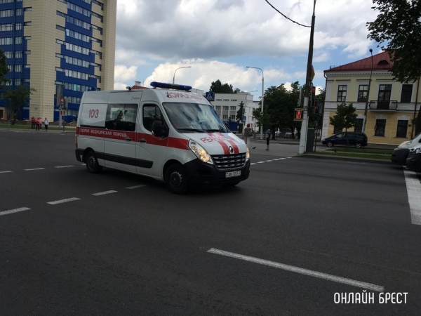 В Бресте ребенок выбежал на проезжую часть из-за припаркованных авто и попал под машину