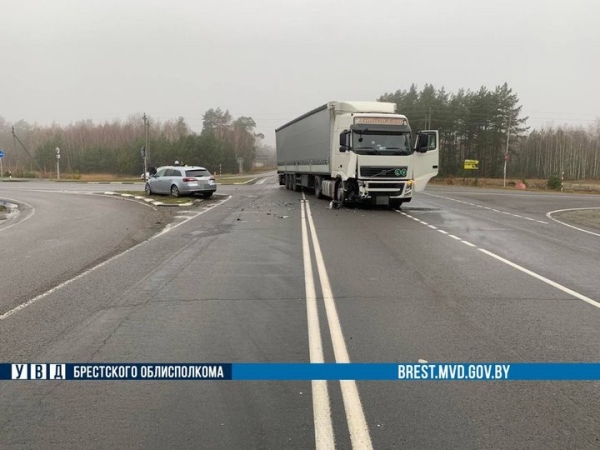 В Брестской области водитель Opel не уступила дорогу фуре В Брестской области водитель Opel не уступила дорогу фуре