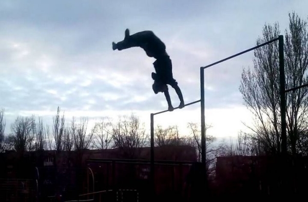 В Бресте гимназист на перемене решил показать «солнышко» на турнике и получил сложный перелом позвоночника