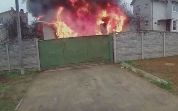 В Барановичах в гараже сгорел автомобиль В Барановичах в гараже сгорел автомобиль