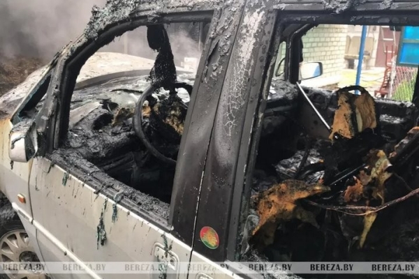В Березе горели гараж и автомобиль