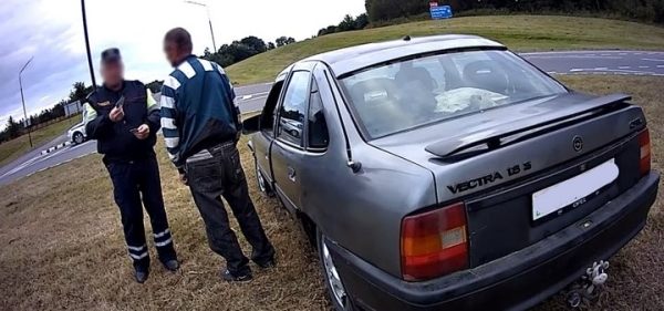 Мужчина пил 4 дня подряд, а потом поехал за добавкой и попал в ДТП. Что показал алкотестер?