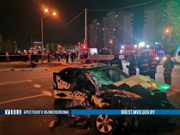 В Бресте такси врезалось в грузовик: комментарий пресс-службы Яндекс Go
