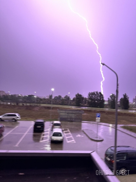 Читатель: Страшно и красиво! Сегодняшняя гроза в Бресте
Читатель: Страшно и красиво! Сегодняшняя гроза в Бресте