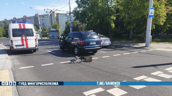 Мужчина на самокате попал под колеса авто в Минске. Есть видео