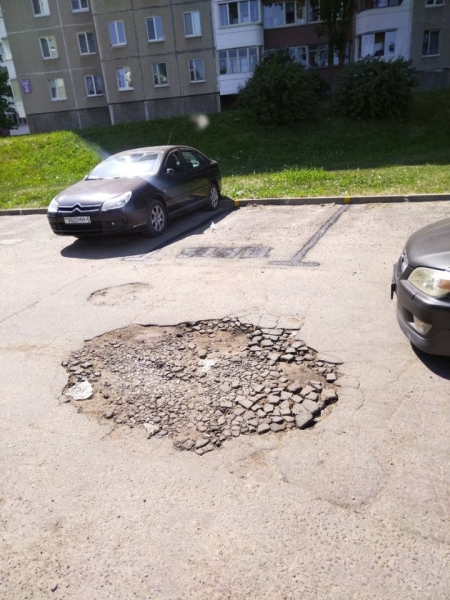 «Нет парковочного места? Нарисуй!» Мужчина о том, как кто-то радикально решил проблему со стоянкой во дворе «Нет парковочного места? Нарисуй!» Мужчина о том, как кто-то радикально решил проблему со стоянкой во дворе