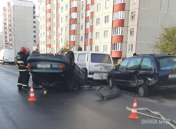
                Очевидец: Сегодня утром в Бресте на ул. Рябиновой перевернулся автомобиль
            