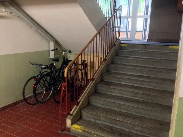 Почему не нужно оставлять велосипед в подъезде – дело не только в краже