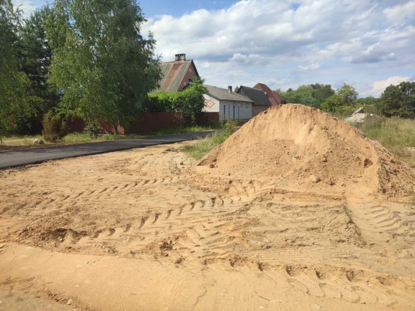 Прибужье приводит в порядок дороги. В деревне Гули укладывают асфальтное покрытие. Часть работ уже выполнена
Прибужье приводит в порядок дороги. В деревне Гули укладывают асфальтное покрытие. Часть работ уже выполнена