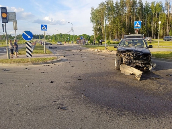 Это точно BMW? Что стало с двумя «баварцами» после жесткого ДТП в Беларуси. Видео удара