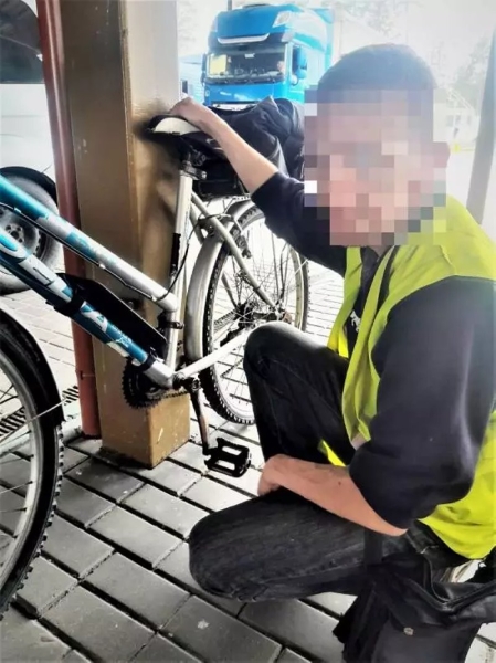 Чудеса контрабанды: сигареты извлекли из рамы велосипеда