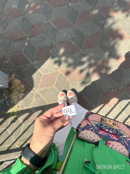 
                Читатель: Родители стоят в очереди возле гимназии №1 в Бресте
            