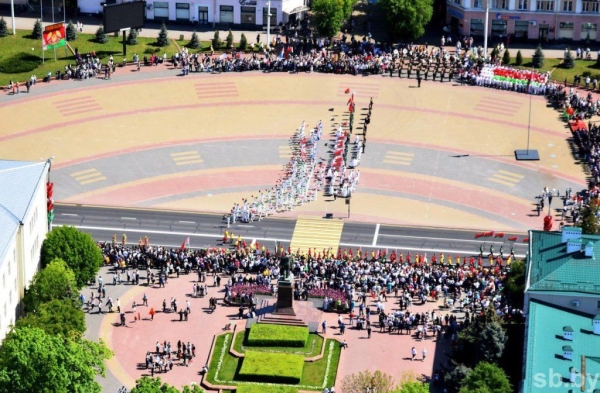 
                Мероприятие по случаю Дня государственных флага, герба и гимна в Бресте с высоты птичьего полета
            