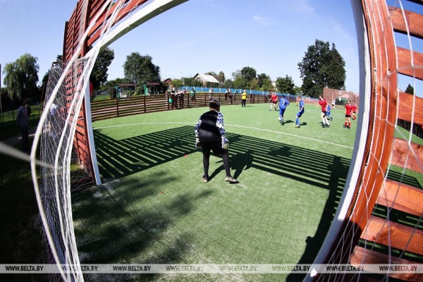 Заинтересовать спортом и найти таланты. Площадку для игры в мини-футбол открыли в Городище Барановичского района