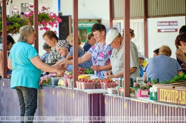 Первые лесные ягоды появились на рынке в Березе. Цены Первые лесные ягоды появились на рынке в Березе. Цены
