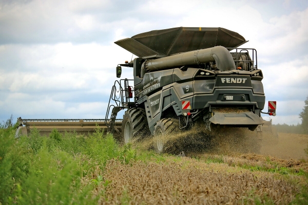 Водитель самого крутого комбайна в Беларуси: «За 1 000 рублей в поле точно бы не работал!»