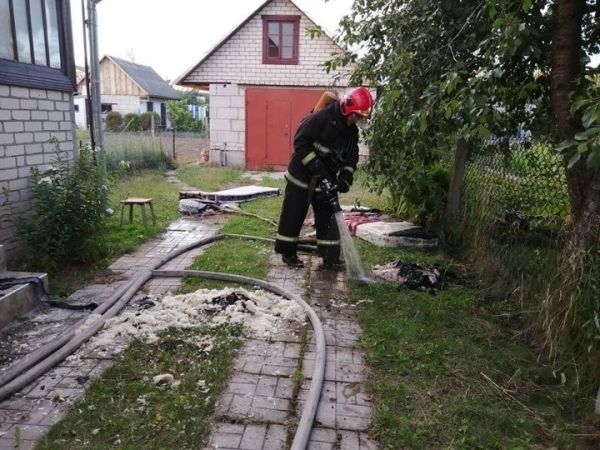 На пожаре в Пинске работники МЧС спасли мужчину-инвалида На пожаре в Пинске работники МЧС спасли мужчину-инвалида