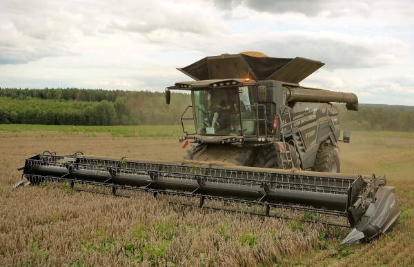 Водитель самого крутого комбайна в Беларуси: «За 1 000 рублей в поле точно бы не работал!»