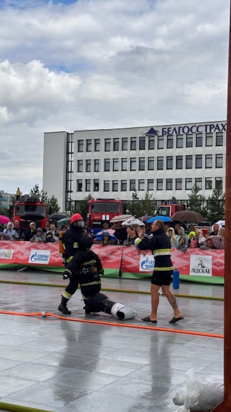 На площадке у администрации Московского района стартовали соревнования «Сильнейший пожарный спасатель «Брестский рубеж-2023»
На площадке у администрации Московского района стартовали соревнования «Сильнейший пожарный спасатель «Брестский рубеж-2023»