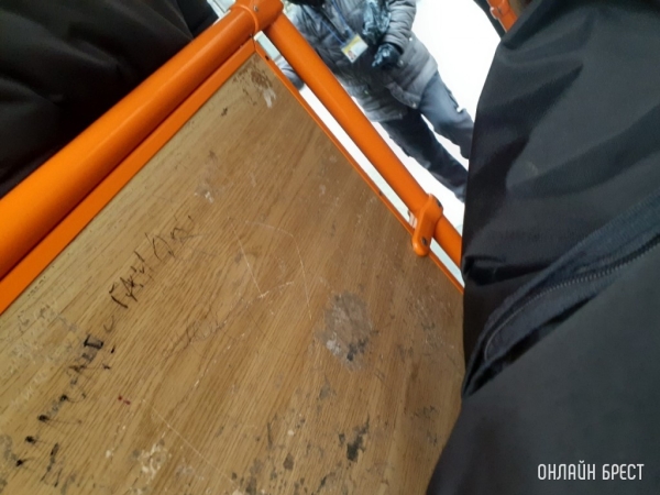 В Беларуси контролер полгода выписывал штрафы случайным людям. Как его наказал суд?