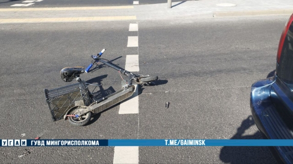 Мужчина на самокате попал под колеса авто в Минске. Есть видео