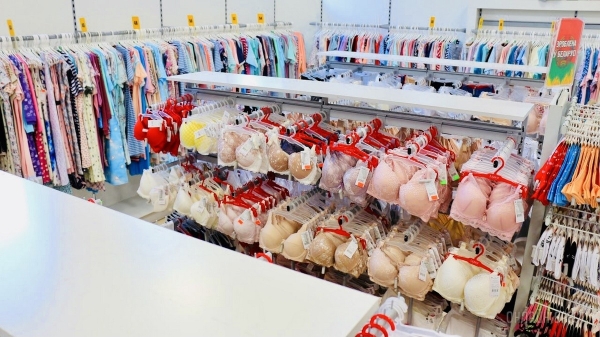 ТРИ ЭТАЖА ТОВАРОВ ДЛЯ ВСЕЙ СЕМЬИ! Детские игрушки и развлечения, канцтовары, женская, мужская, детская одежда и обувь в «Детском мире» на Советской ТРИ ЭТАЖА ТОВАРОВ ДЛЯ ВСЕЙ СЕМЬИ! Детские игрушки и развлечения, канцтовары, женская, мужская, детская одежда и обувь в «Детском мире» на Советской