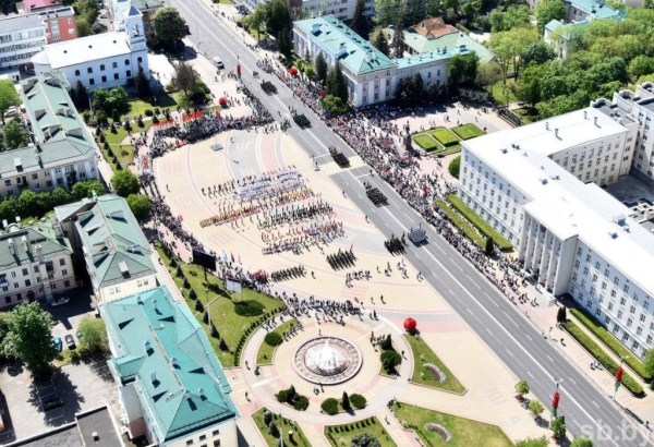 
                Мероприятие по случаю Дня государственных флага, герба и гимна в Бресте с высоты птичьего полета
            