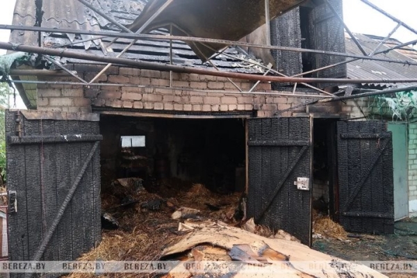 В Березе горели гараж и автомобиль