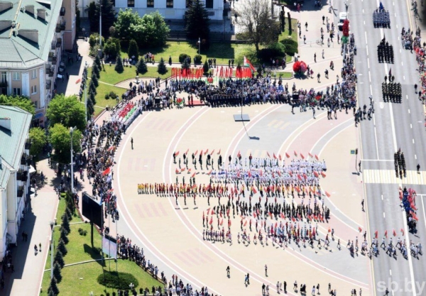 
                Мероприятие по случаю Дня государственных флага, герба и гимна в Бресте с высоты птичьего полета
            