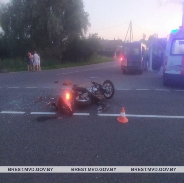 В Кобрине водитель Mercedes не заметил мотоцикл