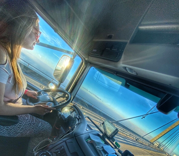 «После такой работы многие разводятся». Белоруска ушла в дальнобой вслед за мужем