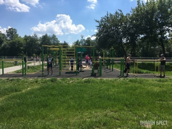 Площадку с уличными тренажерами обустраивают в Каменце Площадку с уличными тренажерами обустраивают в Каменце